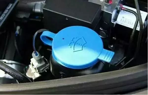 汽车喷玻璃水歪了怎么办,玻璃水喷歪了怎么调