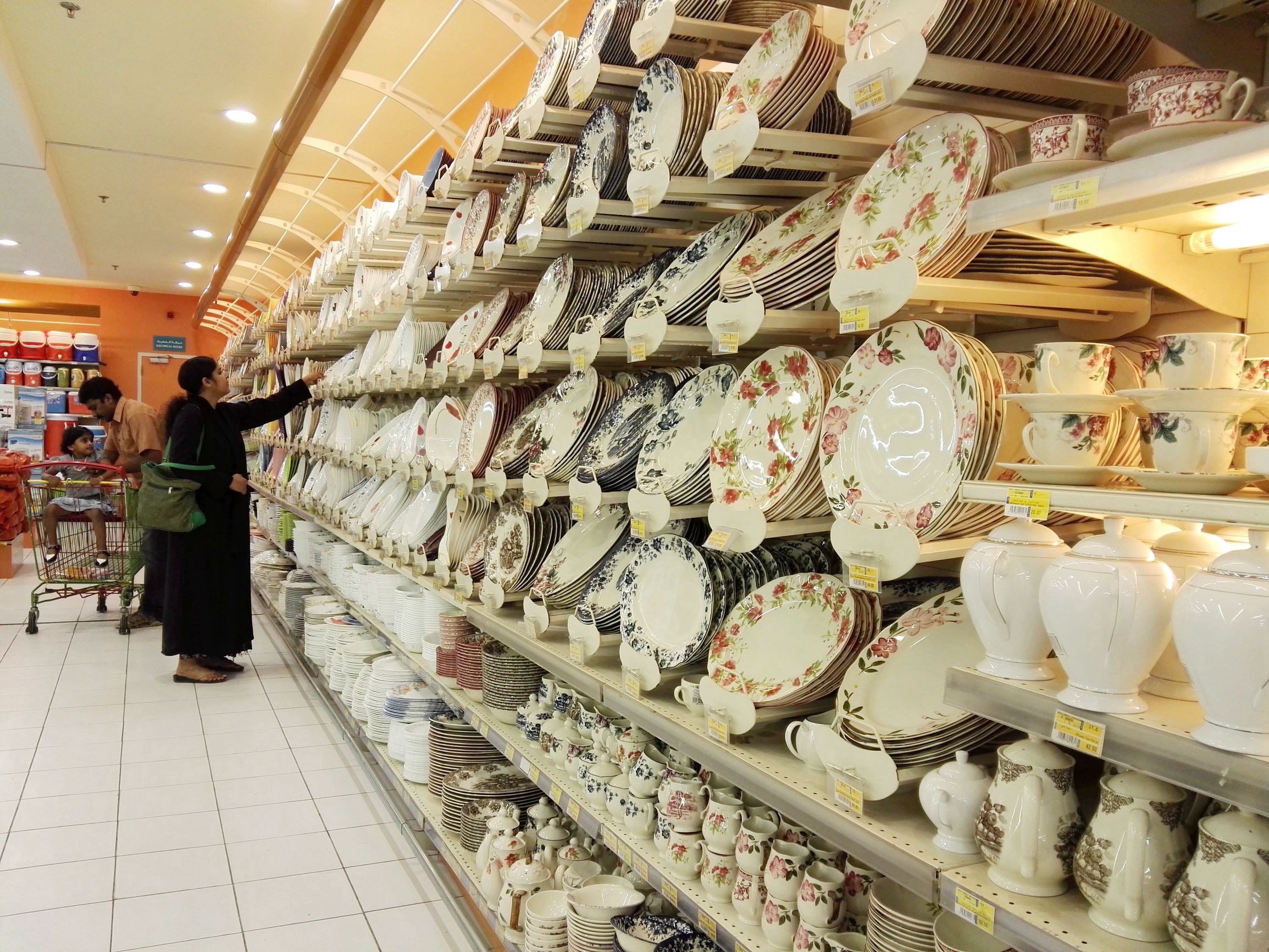 沙特阿拉伯的超市，最爱聘请男收银员