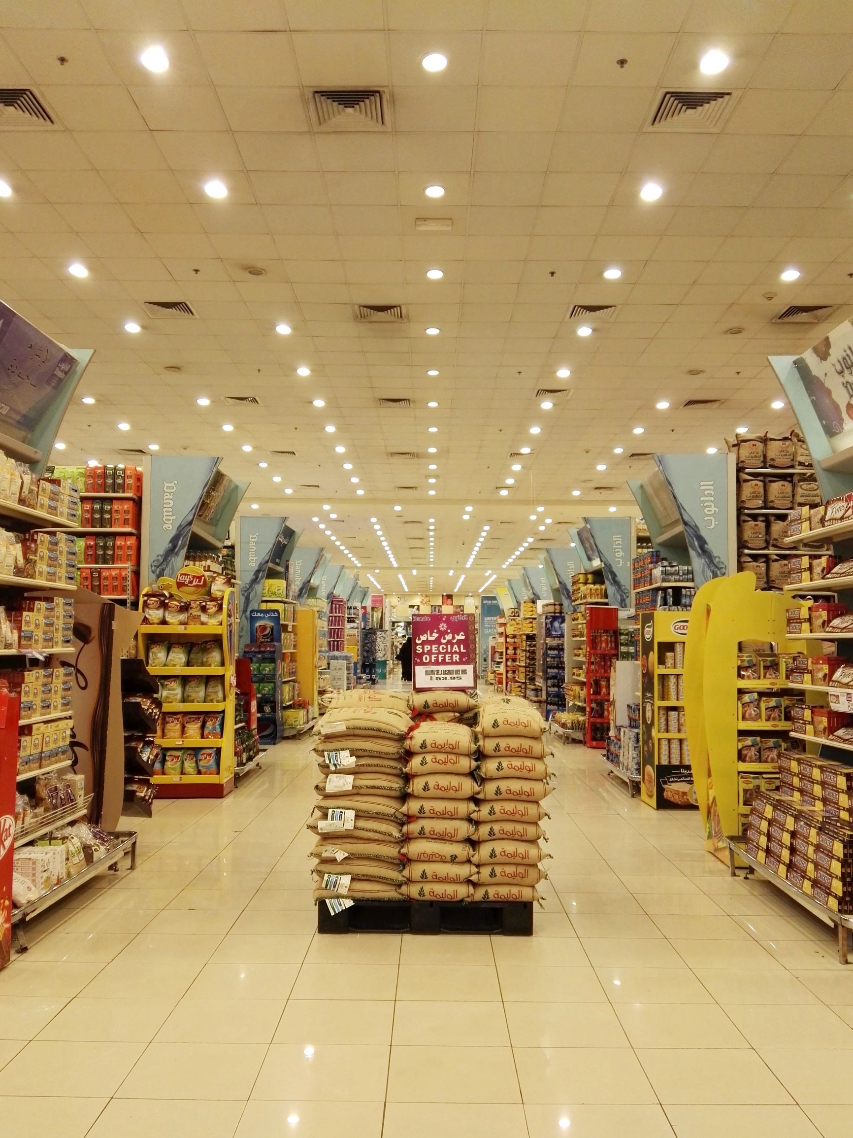 沙特阿拉伯的超市，最爱聘请男收银员