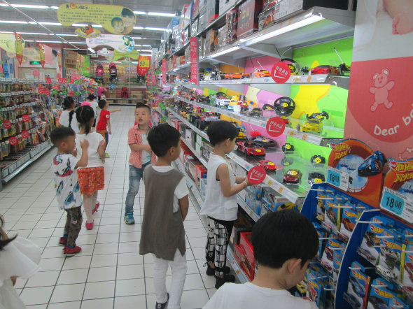 小孩误食玩具多危险,男童误食滴水观音险丧命