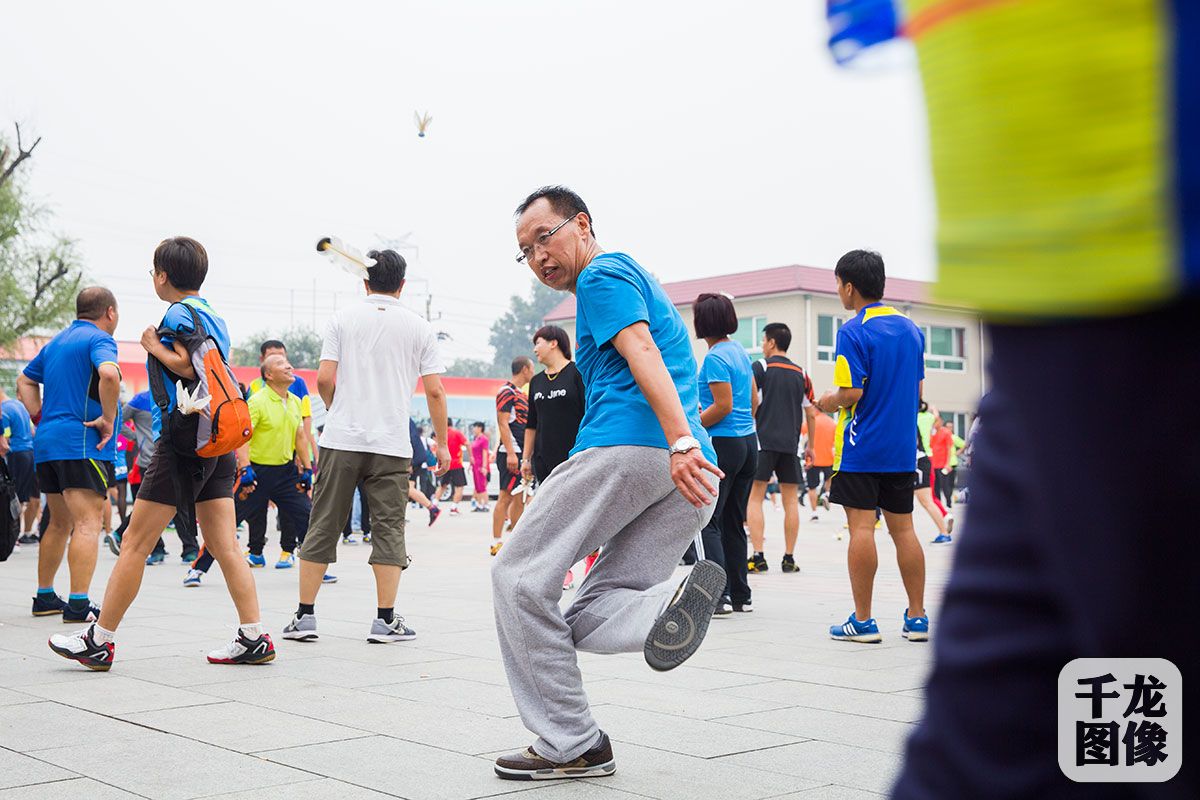你能踢几个鸡毛毽子,你能把足球踢到太阳上面吗
