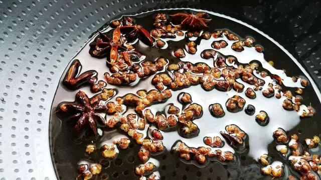 自己炒红油底料,自己制作不辣的麻辣香锅底料教程