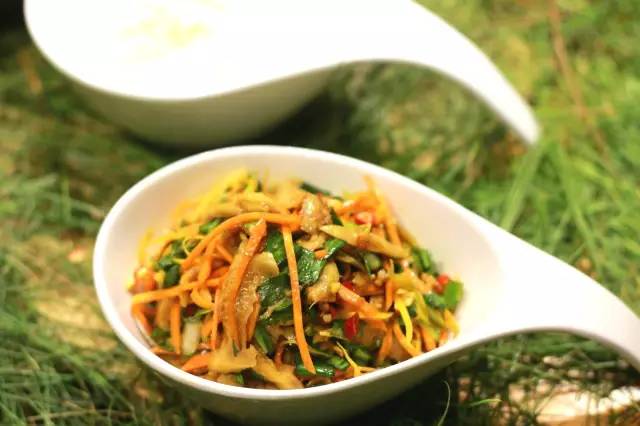 青松叶、红炭火，小院儿里有饭菜香