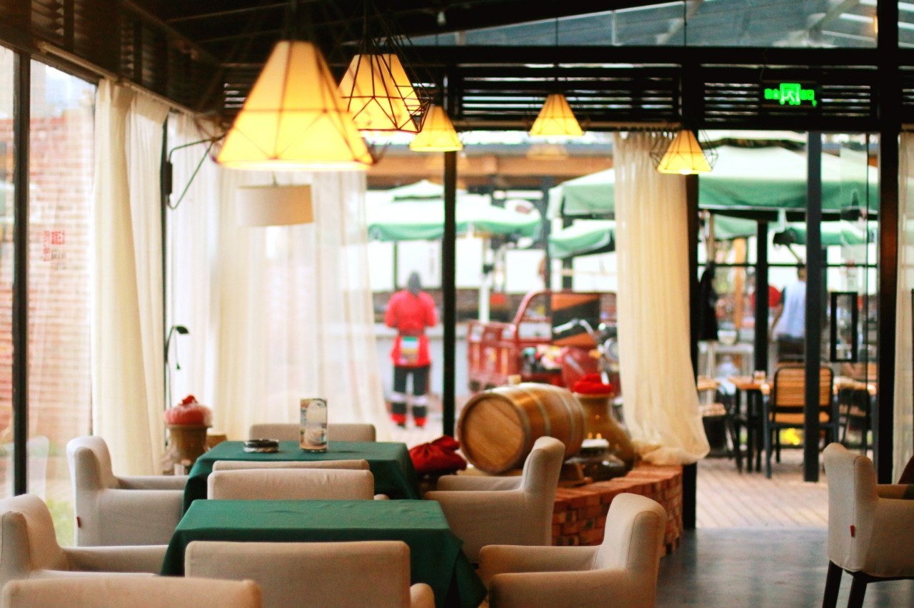 青松叶、红炭火，小院儿里有饭菜香