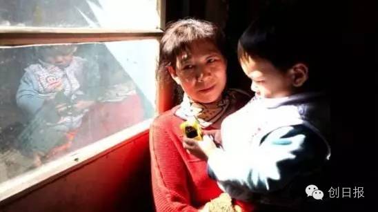 你拿镜子晃人时，有人用它点亮地下室居住者的家，为100万人带去温暖的阳光！