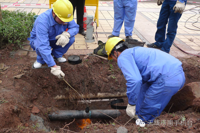 女子饭店吃饭摔倒朋友去扶也摔倒,女子饭店吃饭摔倒
