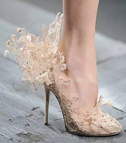 爱美的你一定有这样的血泪史，高跟鞋穿久了就会磨脚，你想解除新鞋磨脚、夹脚的苦恼吗？