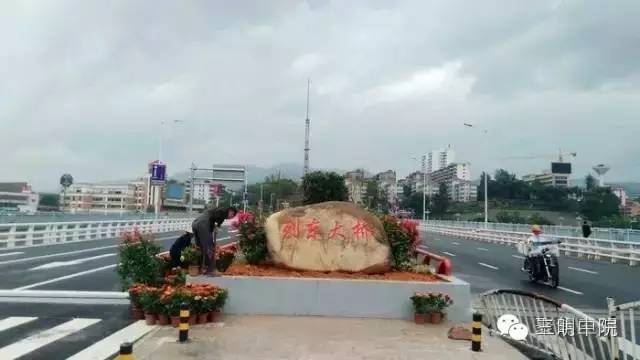 三明新闻速读：三明将乐县一女子因与古玩店店主有债务纠纷，*债讨**不成当街引燃液化气瓶相威胁
