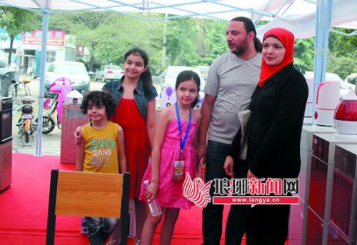 125名外商逛临沂家电厨卫城印度小伙载歌载舞