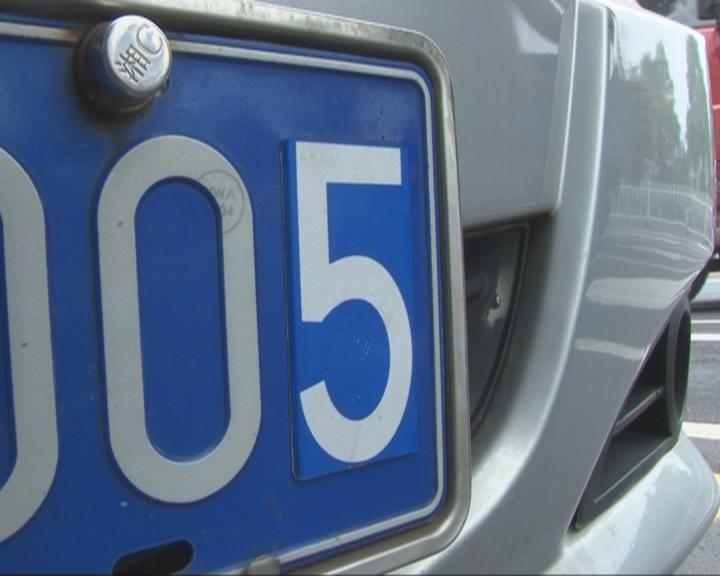 “*牌套**车”的新花招利用磁铁“吸”号牌