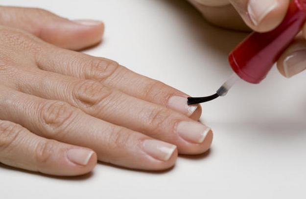 指甲上发现白点,指甲上有白点为什么要看皮肤科