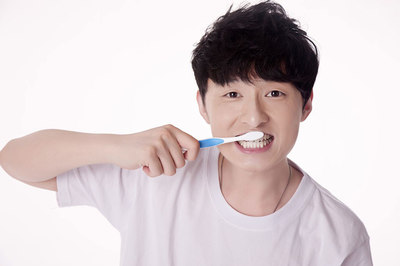 牙反面有黑色牙渍怎么办,牙齿突然有牙渍怎么回事