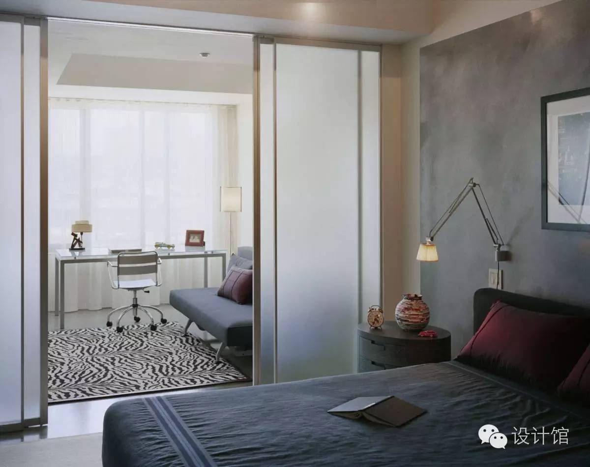 推拉门里面卡东西推不动了,厨房推拉门吊轨推不动怎么修