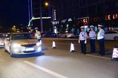 交警抓到警察怎么处理,交警当场抓到扣分是当时扣吗