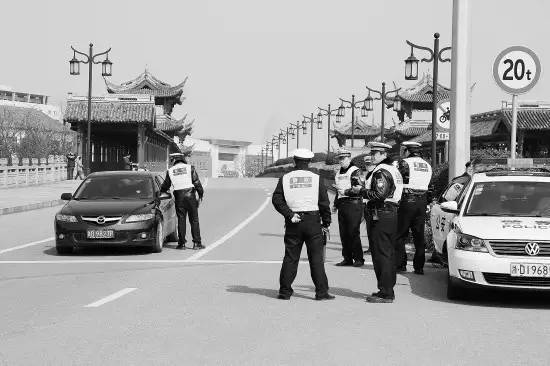 交警抓到警察怎么处理,交警当场抓到扣分是当时扣吗