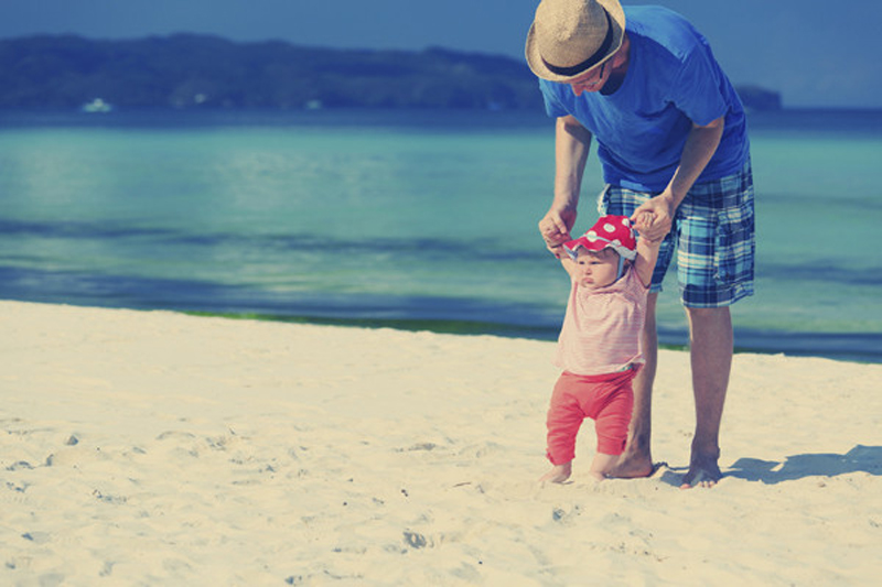 宝宝勾着脚趾走路,宝宝学走路总喜欢踮着脚怎么回事