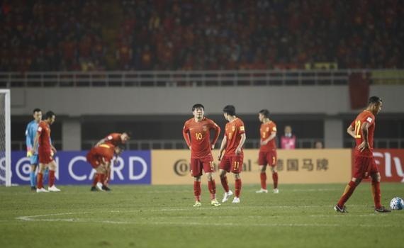 不胜反输成国庆第一堵！国足门将送礼叙利亚门将如演员卧草都太坑