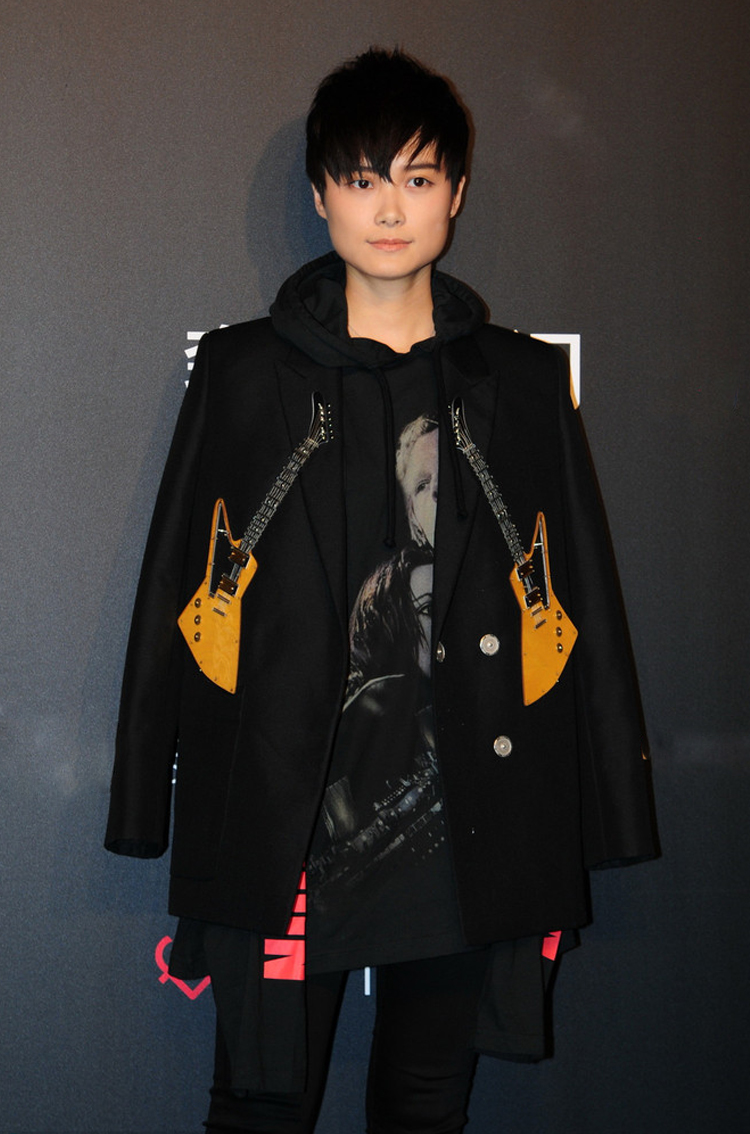 关晓彤总算不穿秋裤现身了,关晓彤穿黑色保暖衣