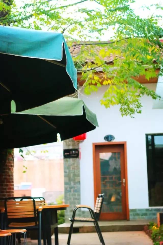 青松叶、红炭火，小院儿里有饭菜香