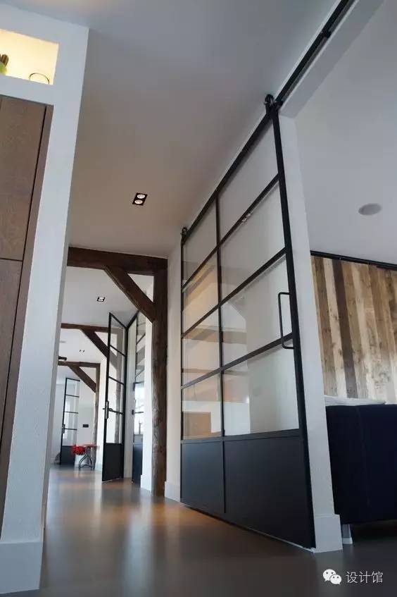 推拉门里面卡东西推不动了,厨房推拉门吊轨推不动怎么修