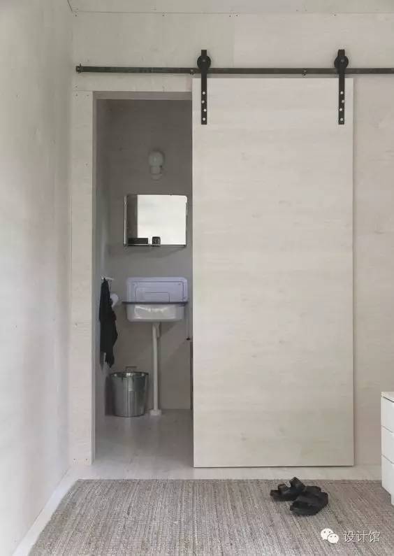 推拉门里面卡东西推不动了,厨房推拉门吊轨推不动怎么修