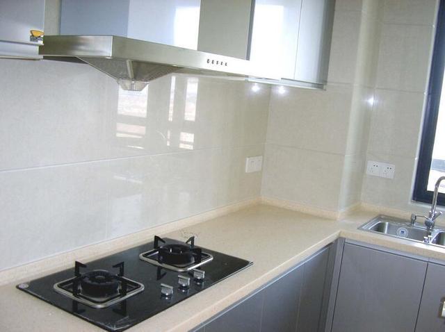 厨房靠灶台的墙壁容易变脏，怎么清洁？