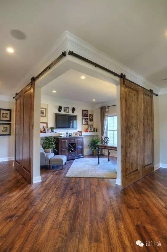 推拉门里面卡东西推不动了,厨房推拉门吊轨推不动怎么修