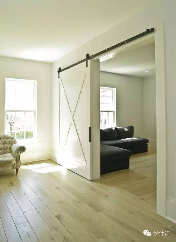 推拉门里面卡东西推不动了,厨房推拉门吊轨推不动怎么修