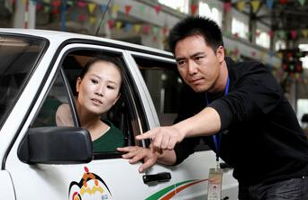 q25汽车钥匙上的小铁片有什么作用,汽车钥匙上面的小铁片是什么东西