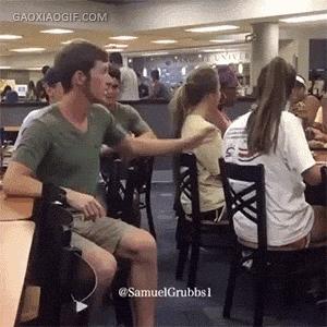 这猩猩成精了,这只猩猩成精了