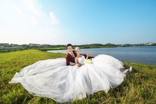 想把婚纱照拍好看一点,婚纱是怎么穿好的