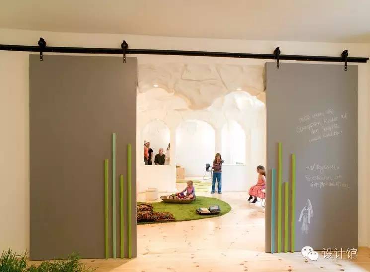 推拉门里面卡东西推不动了,厨房推拉门吊轨推不动怎么修