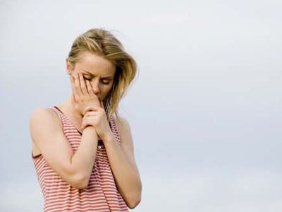 孩子发烧过后脸上起小丘疹,女童发烧身上起红疹是什么原因