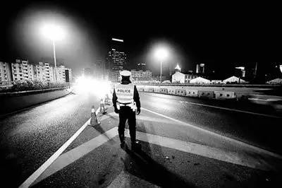 交警抓到警察怎么处理,交警当场抓到扣分是当时扣吗