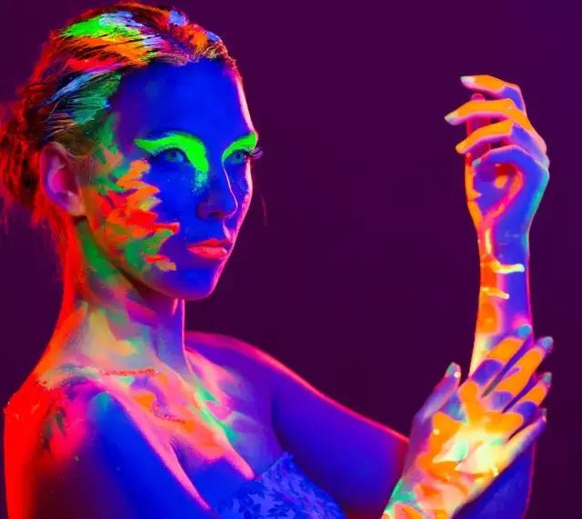 不照不知道，晚上用TANK007紫光手电在脸上照了一下...