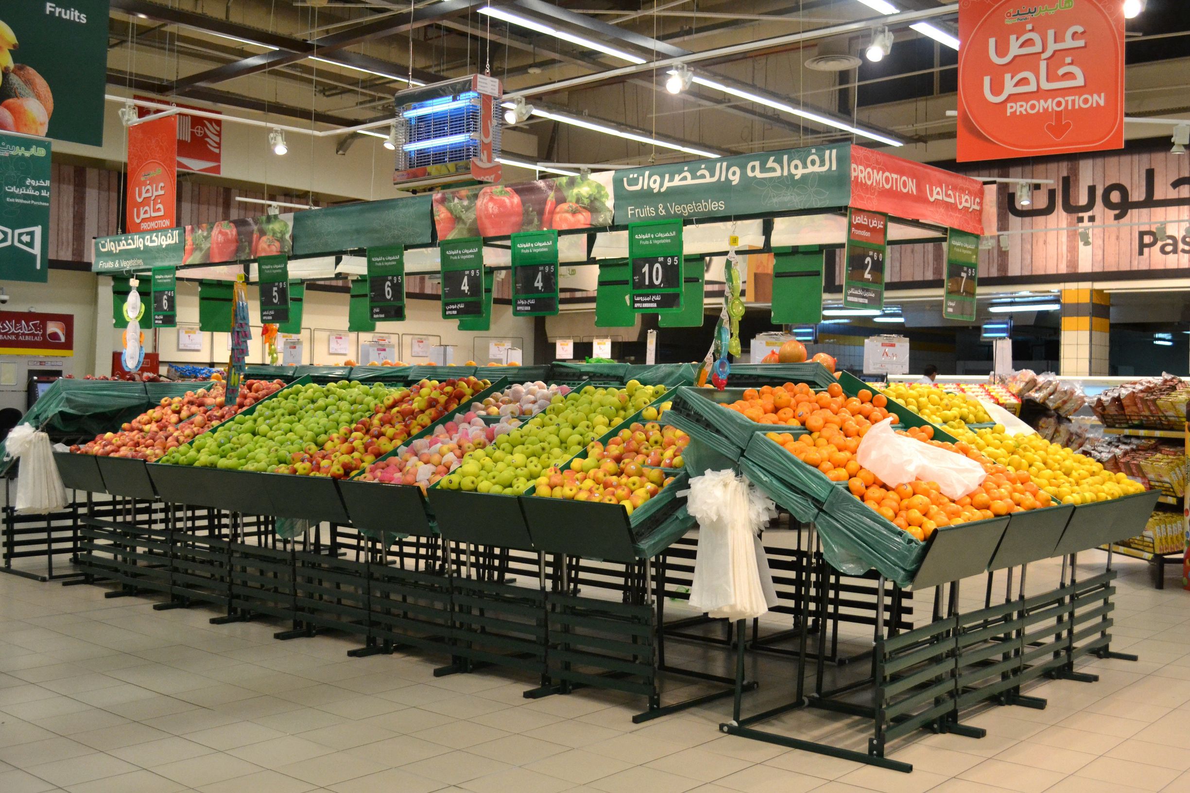 沙特阿拉伯的超市，最爱聘请男收银员