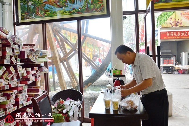 渭南人的一天No.27：钟爱十字绣的大叔王友民