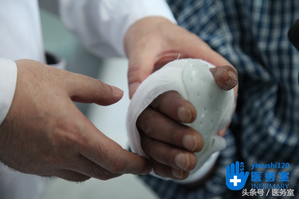 男子手指被轧断交警紧急送医,男子脚趾被电锯锯断交警开道送医