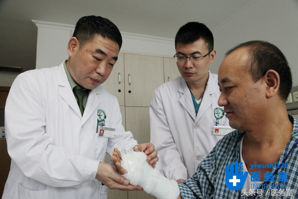 男子手指被轧断交警紧急送医,男子脚趾被电锯锯断交警开道送医