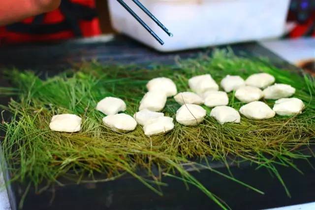 青松叶、红炭火，小院儿里有饭菜香