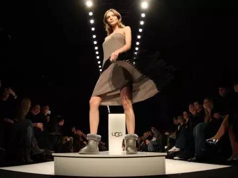 一双丑到爆的棉鞋火了几十年，年销90亿，夏天也有爆款，靠一反时尚毒招