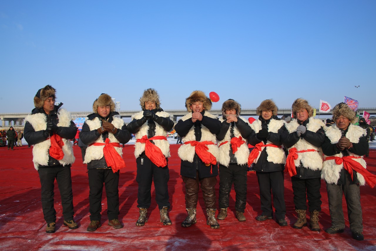 华夏丨踏雪捕鱼架铁锅，镜泊跃美