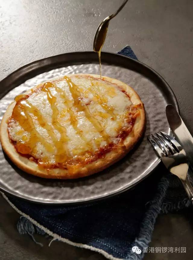 满记甜品在香港新开的旗舰店里卖起了意粉、披萨和烤玉米