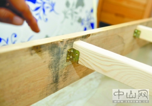 买的床木头发霉有气味,网上买的实木床发霉了