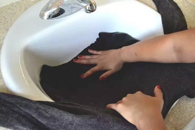全棉衣服缩水怎么还原,羊毛衣服缩水了怎么恢复原状