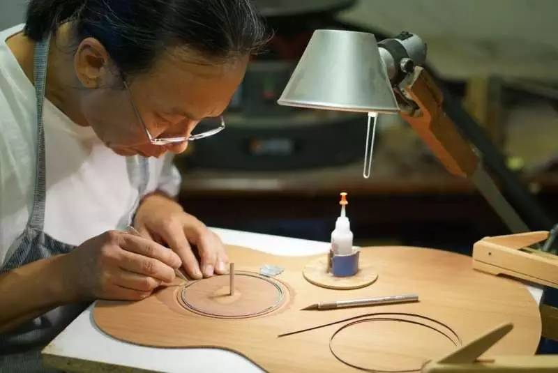 此地人|忘情指舞——大师级手工制琴师解小石