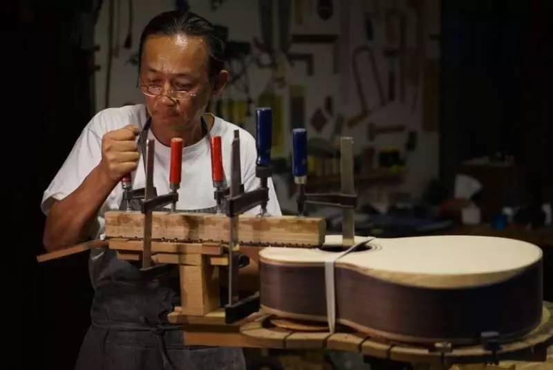 此地人|忘情指舞——大师级手工制琴师解小石