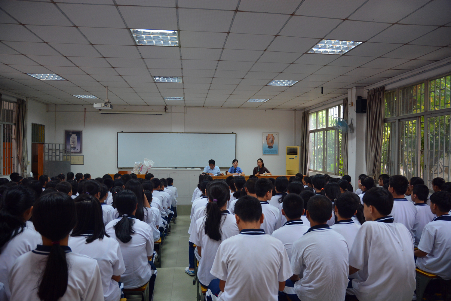 枫检快讯|检团携手走进云光中学，未检姐姐送上法治大餐