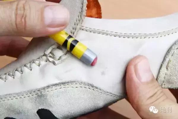 你的小白鞋脏了是怎么洗白的,小白鞋臭的小妙招不用小苏打