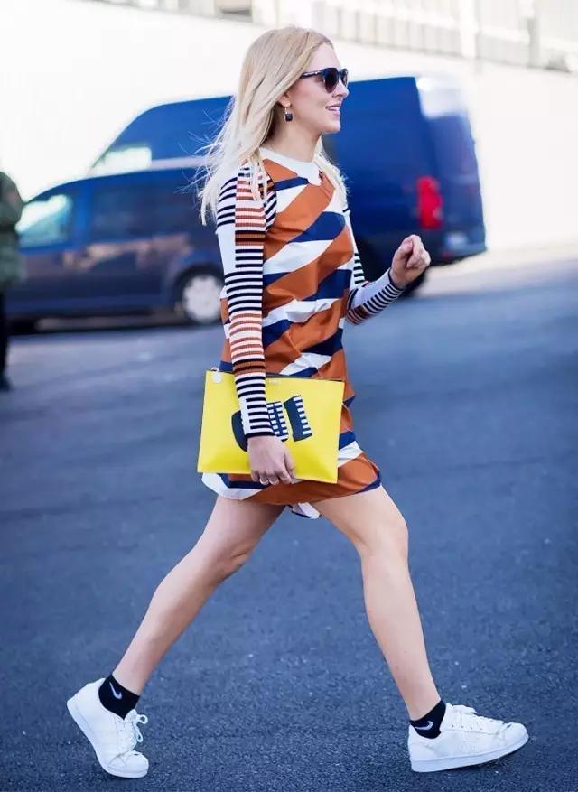 袜子要怎么搭配衣服,袜子正确搭配鞋子穿法